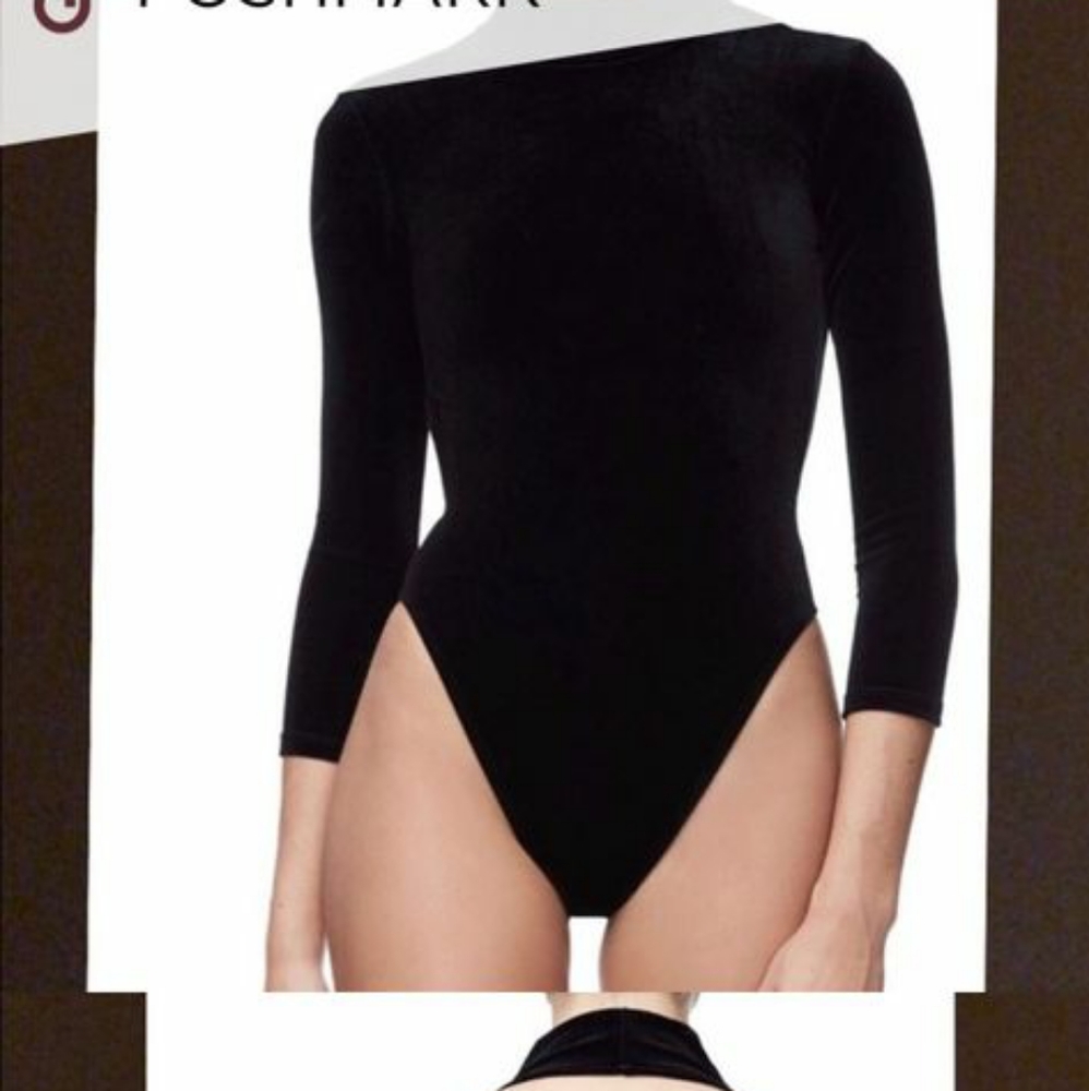 Good American black velvet open back bodysuit